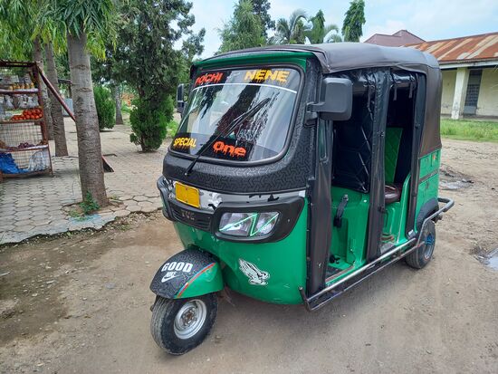 Das ist übrigens mein Lieblings Tuc Tuc.  So komme ich an zu heißen Tagen oder bei Regen gut zu jedem Ziel  