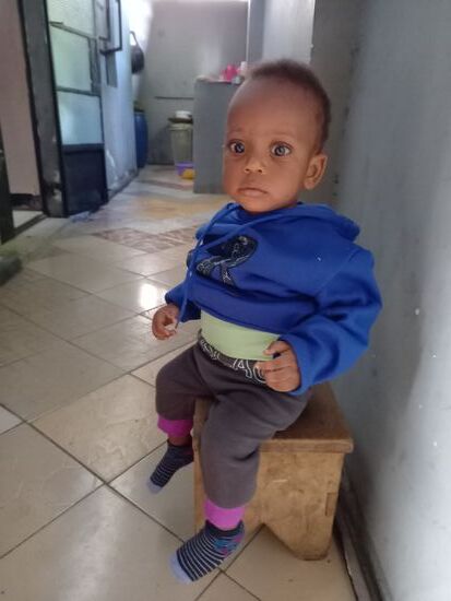 Ihr kleiner Sohn Emanuel sitzt stundenlang ganz lieb da, plappert vor sich hin und ist total zufrieden.