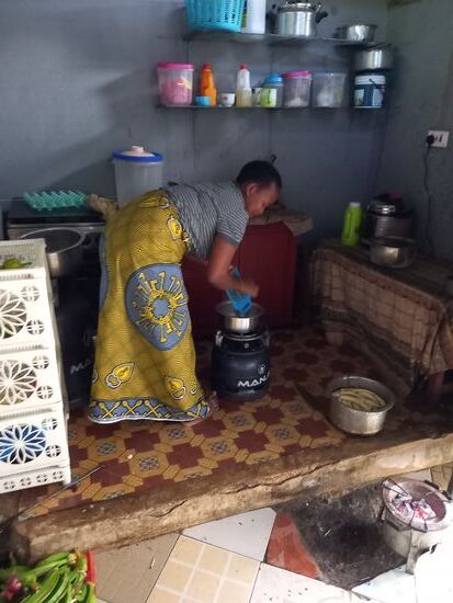 In der Küche bereitet Celina das Essen für mich.  Ich werde hier liebevoll umsorgt.