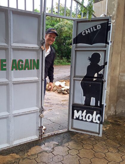 Wie verabredet,  kommen sie pünktlich 10Uhr freudestrahlend zum Tor herein.