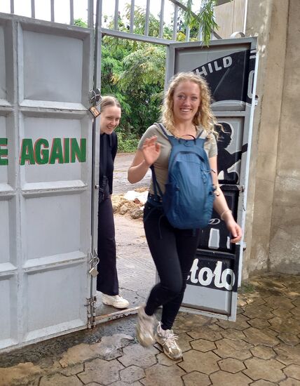 Es folgen herzliche Umarmungen.  Manchen Menschen ist man nach einer kurzen Begegnung näher, als anderen nach Jahren. Diese beiden jungen Leute sind mir sehr sympathisch!