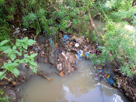 Die Flüsse werden oftmals vom angespülten Müll aufgestaut.