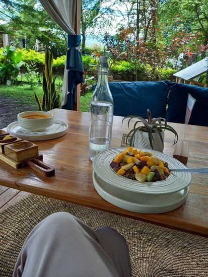 Bin gut angekommen und genieße eine Tomaten Suppe und eine Bowl aus Joghurt, Crumble und reichlich Obst.