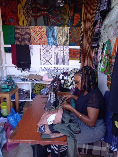 Auf dem Weg zum Baby Home komme ich an dieser Nähstube vorbei.  Ich entscheide mich, mir ein Kleid zu kaufen.