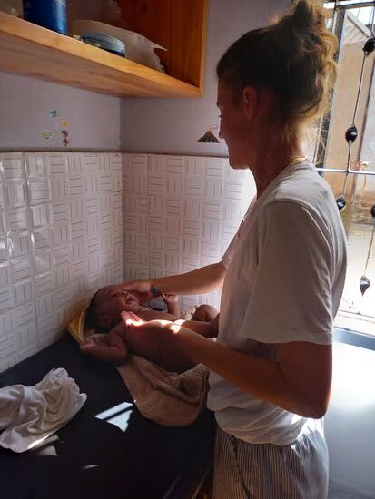 Wir helfen u.a die zehn Babys zu baden und zu Wickeln.