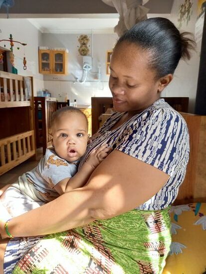 Auch Adriel ist lieber auf Stellas Schoss als in seinem Bett.