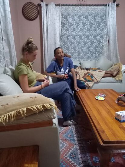 Nach dem Abendessen spielen wir UNO - was für ein Spaß  