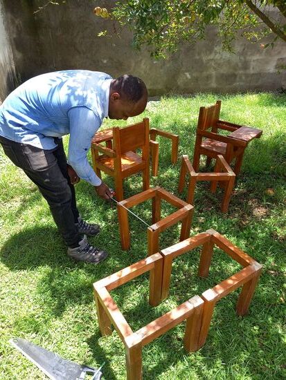 Daraus werden nun Tische und Hocker.