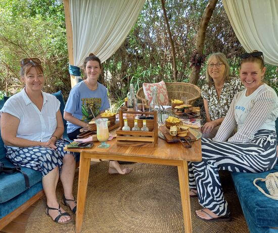 Mittags gehen wir ins Safi Café  - richtig gute Mädels Runde 