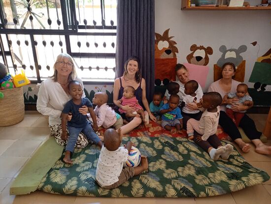 Da Gigi heute ihren letzten Tag im Baby Haus hat, gibt es noch ein schönes Gruppenfoto  