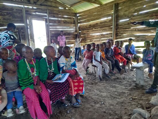 Im Klassenraum zeigen uns einige Schüler wie gut sie lesen gelernt haben.