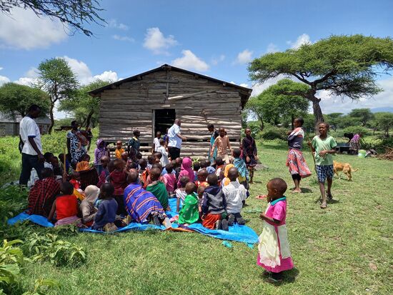 Nach ca. 1,5 Stunden Fahrt kommen wir an der Schule an. Wir werden herzlich mit Gesang empfangen.