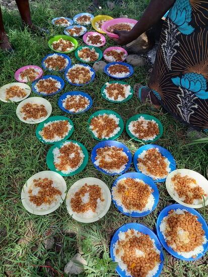 Reis und Bohnen, dazu gibt es Banane und Melonen.