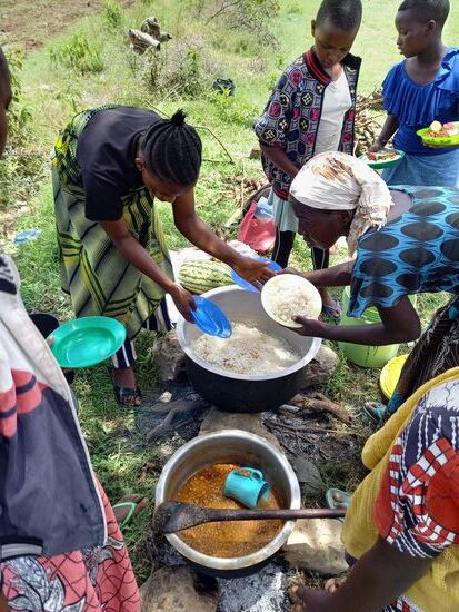 Derweil werden die Teller gefüllt.