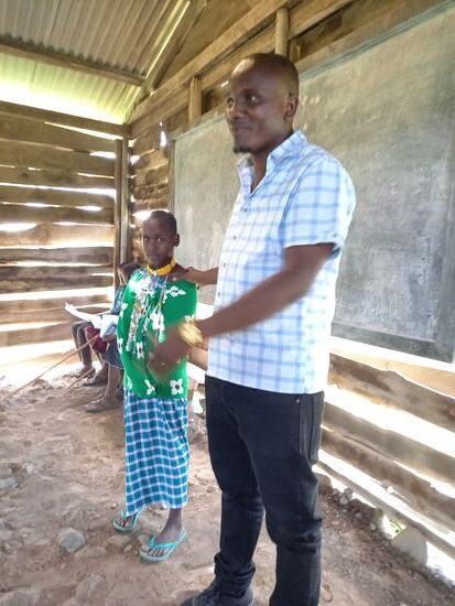 Sie ist das einzige Mädchen, das hier unterrichtet wird. Leider werden viele der Massai Mädchen schon sehr früh verheiratet und bekommen Kinder., anstelle Bildung zu erlangen.