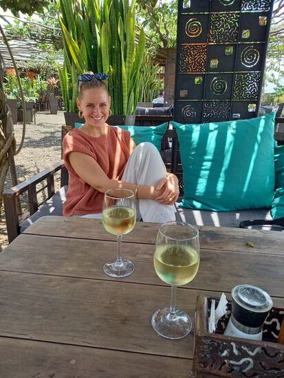 Wir nehmen hier Platz und bestellen zunächst ein Glas Wein und Pizza.