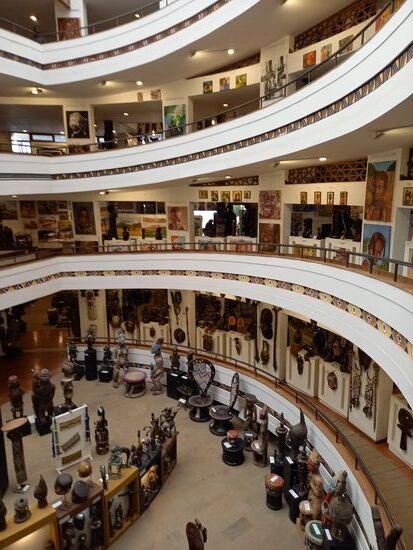 Die Ausstellung erstreckt sich über mehrere Etagen.