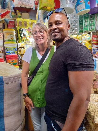Peter kauft die Sachen immer am gleichen Stand.