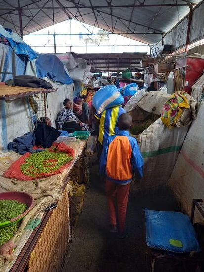 Ich fange wieder ein paar Eindrücke ein, während wir kreuz und quer über den Markt zurück zum Fahrzeug gehen.