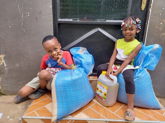 Im Tuleane gibt es ein herzliches Wiedersehen mit little Pi und seiner Schwester Prinzess. Die Kinder der Kindertagesstätte haben Ferien. Nun ist sichergestellt,  daß genügend Essen vorhanden ist, wenn sie am 8.April zurück kehren. Die Vorräte reichen für ca. einen Monat.