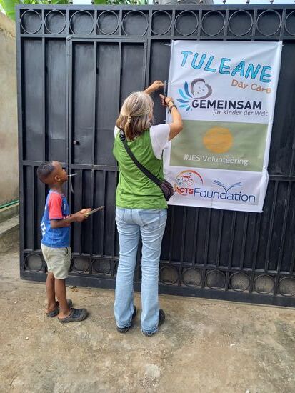 Da ich schon mal da bin, werde ich gebeten das neue Banner mit anzubringen. Little Pi weicht mir nicht von der Seite. Ich bin seine Muzungu Mama.