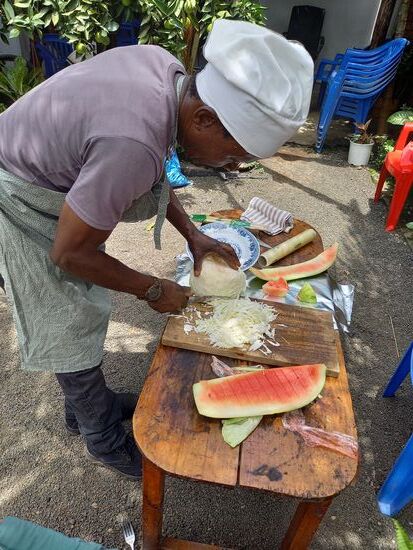 Der Koch schneidet Obst und beteitet Kraut Gemüse.