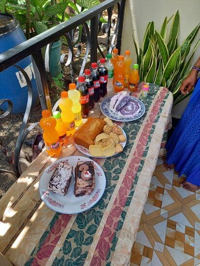 Laura hat Kuchen und Getränke spendiert.
