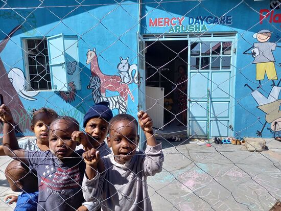 Beim Abschied schauen mir die Kinder hinterher und rufen "Danke für die Geschenke".