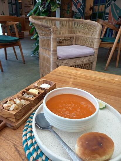 Ich verbringe noch ein paar Stunden im Safi Café.