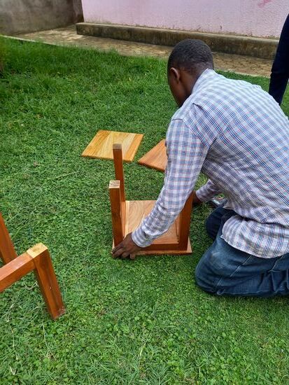 Der Tischler hat schöne Sitzflächen angefertigt und komplettiert nun die Hocker und den Tisch.