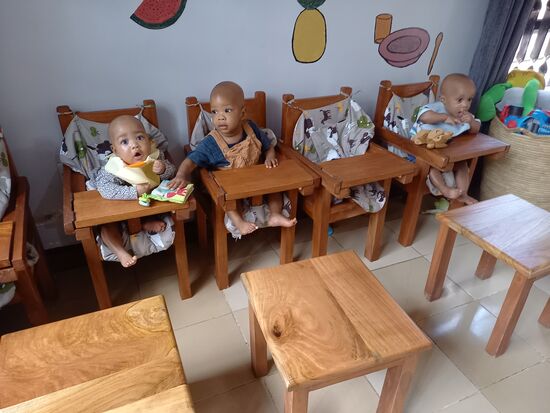 Die Hocker sind eine gute Sitzgelegenheit beim Füttern der Kinder. Ich bin glücklich,  der letzte Punkt auf meiner To Do Liste ist abgehakt  