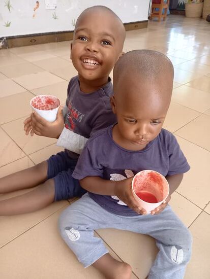 Agray und Elisabeth freuen sich über den täglichen Saft.