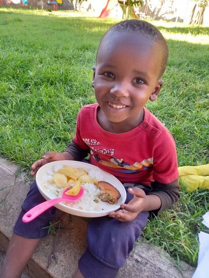 Nachdem er gut gegessen hat, schenkt er mir sein fröhliches Lachen 