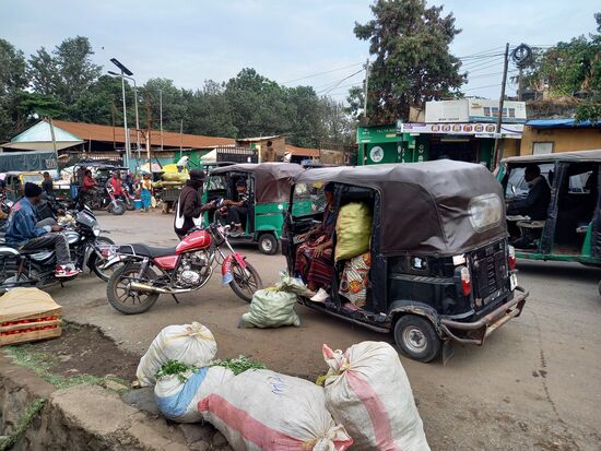 Die Fahrt vom Homestay nach Arusha dauert ca. eine Stunde.  Auf den Straßen herrscht wie immer Chaos. Doch irgendwie funktioniert das Fortkommen auch ohne das Regeln beachtet werden würden.