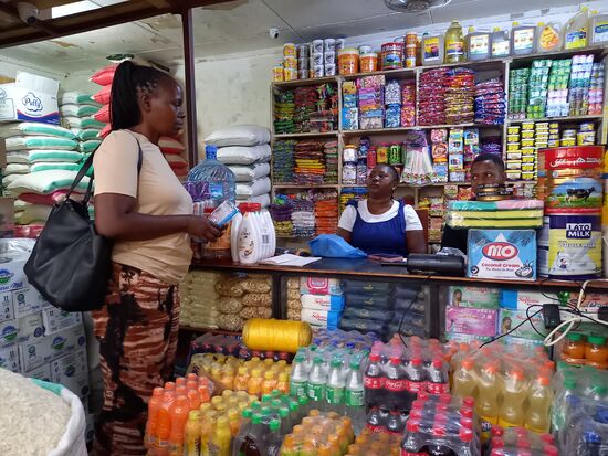 Angekommen  - Nancy bezahlt den Reis und Porridge.