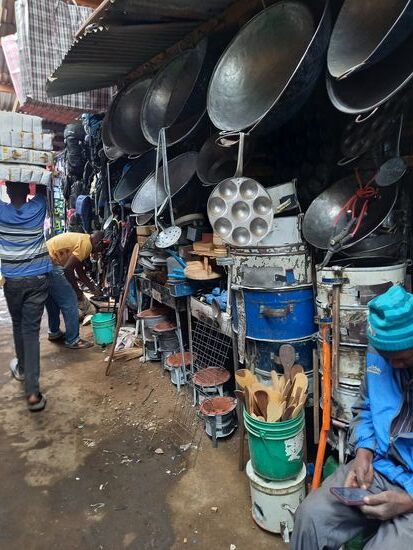 Wir folgen ihm vorbei an den vielen Marktständen.