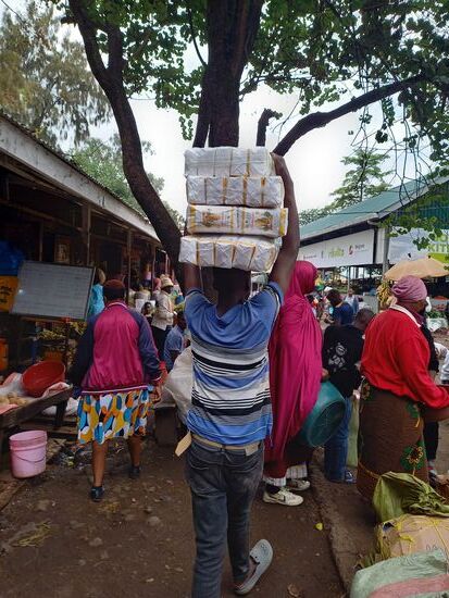 Auf dem Markt halten sich viele junge Männer auf, die sich als Träger ein paar Schillinge verdienen.  Er trägt nun unser Porridge zum Fahrzeug.