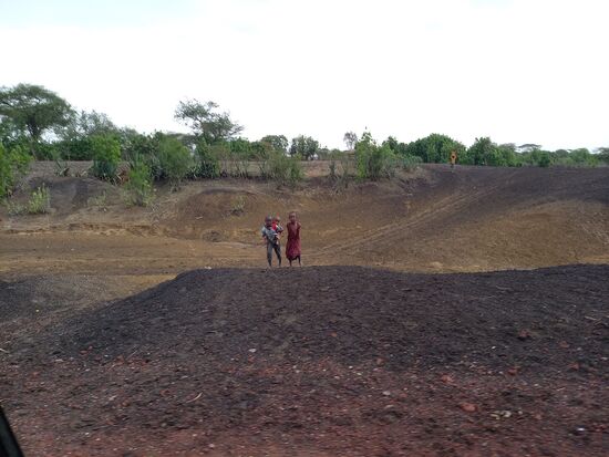Immer wieder sehen wir Kinder. Diese gehen nicht zur Schule. Diese beiden sind selbst noch so klein und dennoch hat eines schon das Geschwisterkind auf dem Rücken.