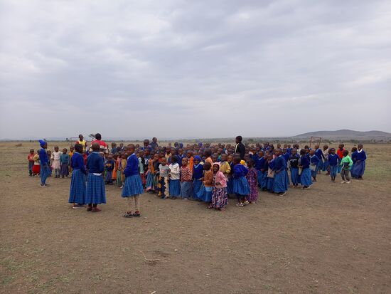 Als wir ankommen   werden wir mit dem Gesang von über 200 Kindern empfangen.  Darunter ist auch mein Lieblingslied. Ich bin wieder tief berührt!