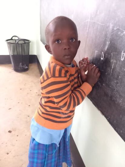 Garnicht so einfach mit Kreide einen Kreis auf die Tafel zu malen.