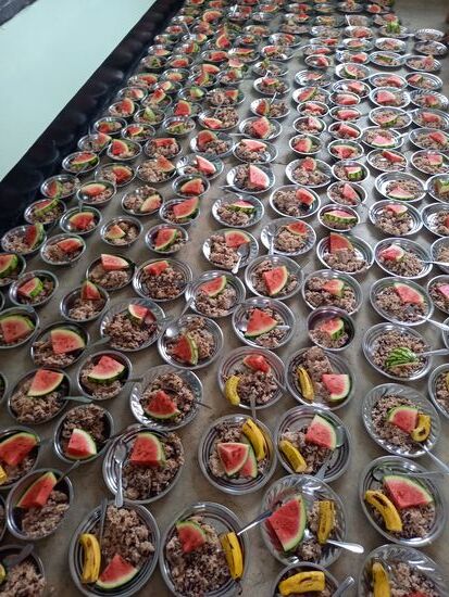 Jetzt gibt es täglich eine Tasse Porridge und zweimal die Woche Reis und Bohnen.  Obst gibt es nur, wenn es Besucher mitbringen.