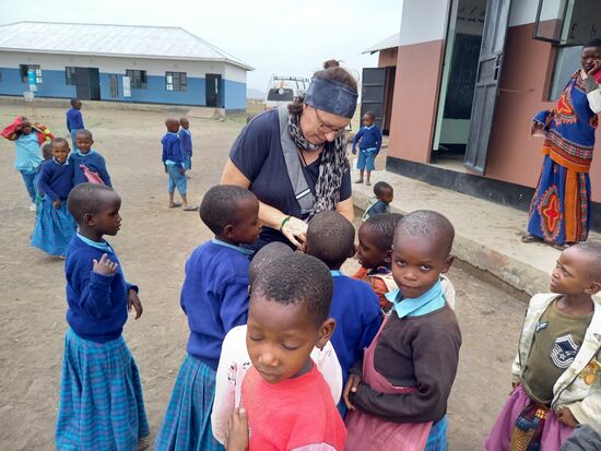 Sie erkunden Manuelas Uhr.