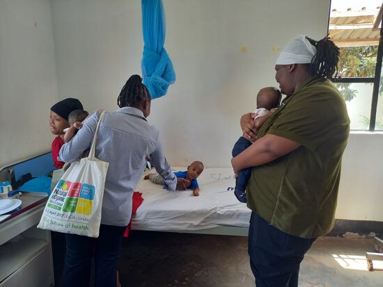 Als er uns sieht, kommt er uns Freude strahlend entgegen gekrabbelt.