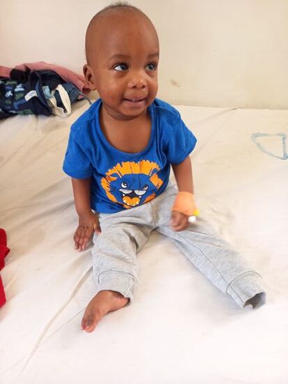 Er zeigt uns, das er Kanülen am Arm hat.