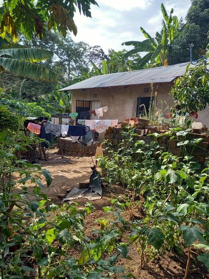 Das ist das Zuhause. Hier lebt sie mit ihren drei Kindern.