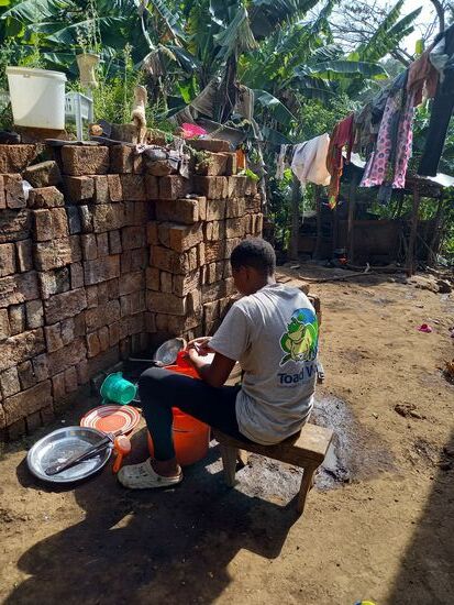 Der Abwasch wird draußen erledigt.