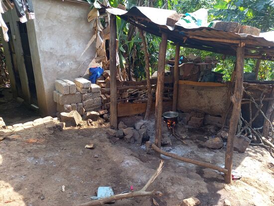 Das ist die Küche. Gekocht wird meistens draußen über dem offenen Feuer, den Gas ist zu teuer.