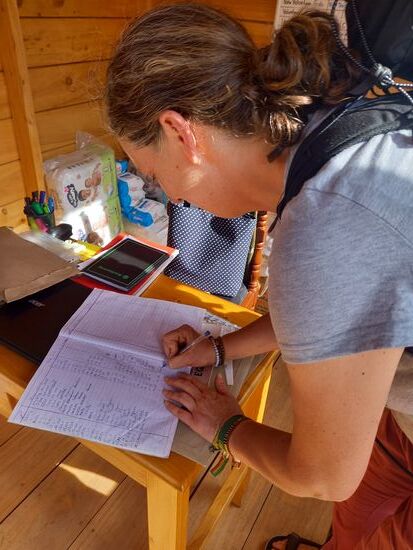 Schließlich trägt sie zum letzten Mal ihre Anwesenheit ein.