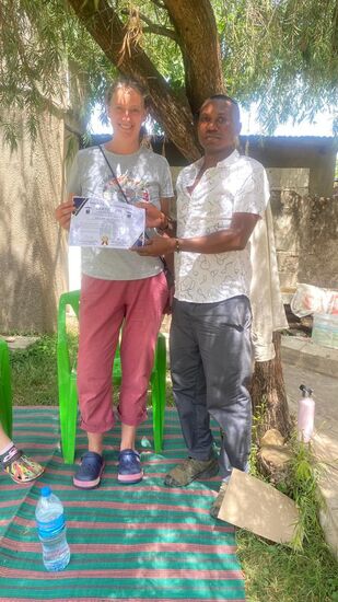 Im.Baby Haus wird Rita heute verabschiedet. Ihre zwei Wochen Freiwilligenarbeit sind zuende. Sie erhält ein Zertifikat und viele Worte des Dankes.