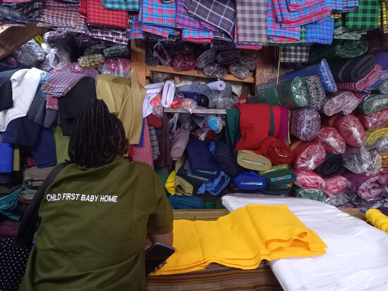 Wir schauen uns zunächst nach einem geeigneten Stoff um. Das Geld dafür hat Rita gespendet. Doch in diesem Shop werden wir uns preislich nicht einig.